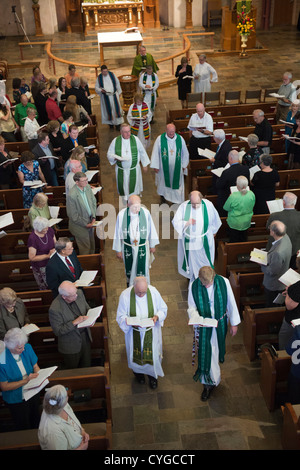 Recessional come il Rev. Peder Sandager è installato come senior pastore a Saint Martin's Chiesa luterana di Austin in Texas Foto Stock