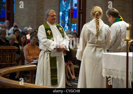 Il Rev. Peder Sandager è installato come senior pastore a Saint Martin's Chiesa luterana nel centro di Austin in Texas Foto Stock