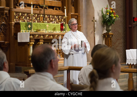 Vice parroco Jennifer Tiemann attende come Rev. Peder Sandager è installato come senior pastore a Saint Martin's Chiesa Luterana Foto Stock