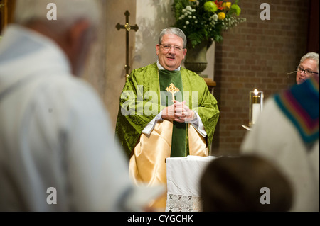 Il Rev. Peder Sandager è installato come senior pastore a Saint Martin's Chiesa luterana nel centro di Austin in Texas Foto Stock