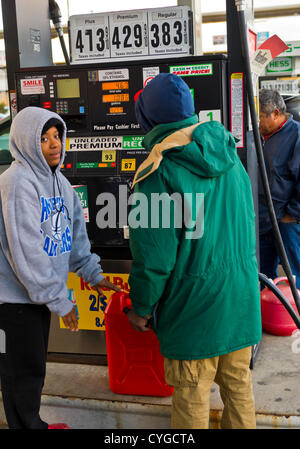 Nov. 3, 2012 - Merrick, New York, Stati Uniti - Persone attendere in linea nel freddo crepuscolo per riempire i contenitori di gas al Merrick Hess stazione, uno di Long Island le stazioni di gas ancora aperta il sabato dopo l uragano Sandy portato gravi danni per questo south shore. Foto Stock