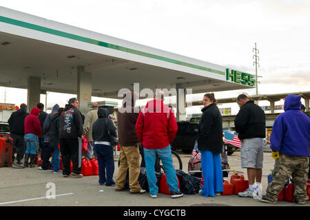 Nov. 3, 2012 - Merrick, New York, Stati Uniti - Persone che trasportano contenitori di gas attendere sulle linee lunghe a Hess, uno di Long Island le stazioni di gas aperta il sabato dopo l uragano Sandy martoriata questa south shore. Foto Stock