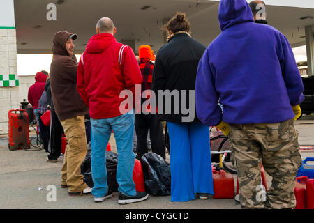 Nov. 3, 2012 - Merrick, New York, Stati Uniti - Persone che trasportano contenitori di gas attendere sulle linee lunghe a Hess, uno di Long Island le stazioni di gas aperta il sabato dopo l uragano Sandy martoriata questa south shore. Foto Stock