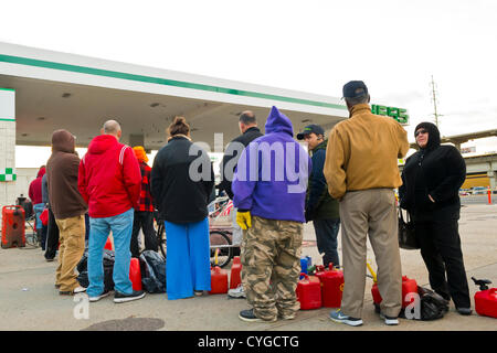 Nov. 3, 2012 - Merrick, New York, Stati Uniti - Persone che trasportano contenitori di gas attendere sulle linee lunghe a Hess, uno di Long Island le stazioni di gas aperta il sabato dopo l uragano Sandy martoriata questa south shore. Foto Stock