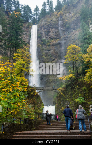 Viewing area at Multnomah Falls, Columbia River Gorge, Multnomah County, Oregon, USA Foto Stock
