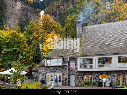 La centrale Information Center, negozio di articoli da regalo e di un ristorante di fronte cascate Multnomah, Columbia River Gorge, Oregon, Stati Uniti d'America Foto Stock