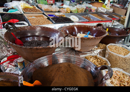 Mole paste e polveri per la vendita in stallo in Giamaica Mercato in Città del Messico DF Foto Stock