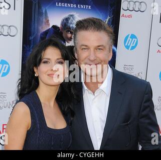 Nov. 4, 2012 - Hollywood, California, Stati Uniti d'America - Attore Alec Baldwin, moglie HILARIA LYNN THOMAS all'AFI Fest " aumento dei guardiani' Los Angeles Premiere detenute a Grauman's Chinese Theater. (Credito Immagine: © Paul Fenton/ZUMAPRESS.com) Foto Stock