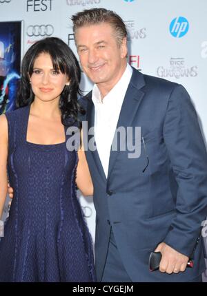 Alec Baldwin, moglie Hilaria Lynn Thomas presso gli arrivi di AFI FEST 2012 Premiere di aumento dei tutori in 3D, Grauman's Chinese Theatre di Los Angeles, CA 4 novembre 2012. Foto di: Elizabeth Goodenough/Everett Collection Foto Stock