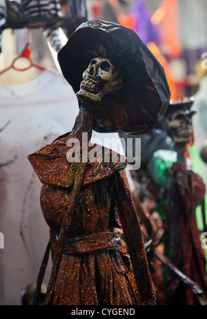 Catrina Doll per Día de los Muertos sulle bancarelle in Giamaica Mercato in Città del Messico DF Foto Stock