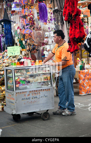 L'uomo Vendita di gelatine dal carrello in Giamaica Mercato in Città del Messico DF Foto Stock