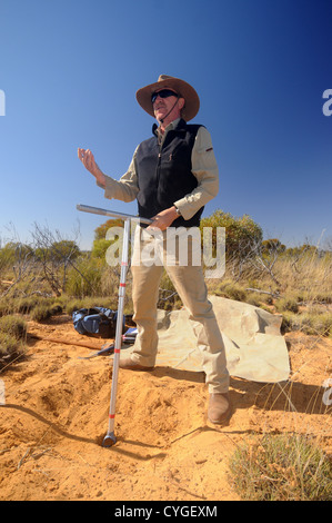 Ecologista dimostrando l'uso di una coclea per prendere i campioni di suolo, Credo Stazione, Western Australia. No signor o PR Foto Stock