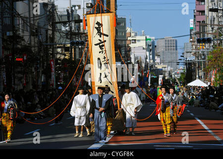 Novembre 3rd, 2012 : Tokyo, Giappone - un grande striscione di Tokyo Jidai Matsuri, o a Tokyo il corteo storico, è stata seguita da esecutori di giapponese personaggi storici ad Asakusa, Taito, Tokyo, Giappone il 3 novembre 2012. È stato il ventiquattresimo festival annuale, e circa 1200 gli artisti interpreti o esecutori hanno marciato per le strade della città secondo il caso delle autorità. (Foto da Koichiro Suzuki/AFLO) Foto Stock