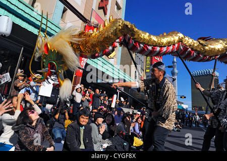 Novembre 3rd, 2012 : Tokyo, Giappone - Golden Dragon, o Kin-Ryu, hanno intrattenuto gli spettatori a Tokyo Jidai Matsuri, o a Tokyo il corteo storico, al Tempio di Asakusa, Taito, Tokyo, Giappone il 3 novembre 2012. È stato il ventiquattresimo festival annuale, e circa 1200 gli artisti interpreti o esecutori hanno marciato per le strade della città secondo il caso delle autorità. (Foto da Koichiro Suzuki/AFLO) Foto Stock