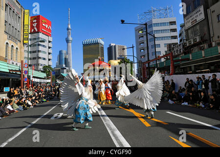 Novembre 3rd, 2012 : Tokyo, Giappone - esecutori in costumi di aironi bianchi che hanno dimostrato la loro danza presso il Tokyo Jidai Matsuri, o a Tokyo il corteo storico, al Tempio di Asakusa, Taito, Tokyo, Giappone il 3 novembre 2012 come Tokyo Sky Tree è stato visto dietro. È stato il ventiquattresimo festival annuale, e circa 1200 gli artisti interpreti o esecutori hanno marciato per le strade della città secondo il caso delle autorità. (Foto da Koichiro Suzuki/AFLO) Foto Stock