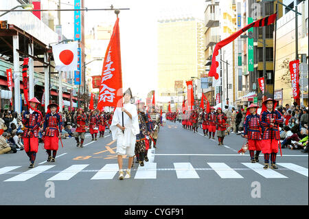 Novembre 3rd, 2012 : Tokyo, Giappone - esecutori in costumi di Samurai Warriors hanno marciato al Tokyo Jidai Matsuri, o a Tokyo il corteo storico, al Tempio di Asakusa, Taito, Tokyo, Giappone il 3 novembre 2012. È stato il ventiquattresimo festival annuale, e circa 1200 gli artisti interpreti o esecutori hanno marciato per le strade della città secondo il caso delle autorità. (Foto da Koichiro Suzuki/AFLO) Foto Stock