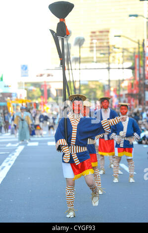 Novembre 3rd, 2012 : Tokyo, Giappone - Gli artisti interpreti o esecutori hanno marciato al Tokyo Jidai Matsuri, o a Tokyo il corteo storico, al Tempio di Asakusa, Taito, Tokyo, Giappone il 3 novembre 2012. È stato il ventiquattresimo festival annuale, e circa 1200 gli artisti interpreti o esecutori hanno marciato per le strade della città secondo il caso delle autorità. (Foto da Koichiro Suzuki/AFLO) Foto Stock