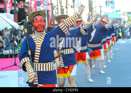 Novembre 3rd, 2012 : Tokyo, Giappone - Gli artisti interpreti o esecutori hanno marciato al Tokyo Jidai Matsuri, o a Tokyo il corteo storico, al Tempio di Asakusa, Taito, Tokyo, Giappone il 3 novembre 2012. È stato il ventiquattresimo festival annuale, e circa 1200 gli artisti interpreti o esecutori hanno marciato per le strade della città secondo il caso delle autorità. (Foto da Koichiro Suzuki/AFLO) Foto Stock