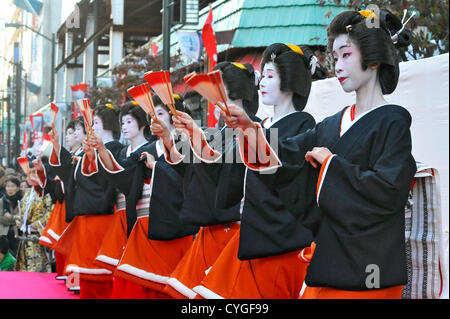 Novembre 3rd, 2012 : Tokyo, Giappone - Geisha donne, Giapponese animatori femmina, eseguita a Tokyo Jidai Matsuri, o a Tokyo il corteo storico, al Tempio di Asakusa, Taito, Tokyo, Giappone il 3 novembre 2012. È stato il ventiquattresimo festival annuale, e circa 1200 gli artisti interpreti o esecutori hanno marciato per le strade della città secondo il caso delle autorità. (Foto da Koichiro Suzuki/AFLO) Foto Stock