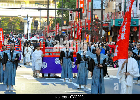 Novembre 3rd, 2012 : Tokyo, Giappone - esecutori in costumi di Samurai Warriors hanno marciato al Tokyo Jidai Matsuri, o a Tokyo il corteo storico, al Tempio di Asakusa, Taito, Tokyo, Giappone il 3 novembre 2012. È stato il ventiquattresimo festival annuale, e circa 1200 gli artisti interpreti o esecutori hanno marciato per le strade della città secondo il caso delle autorità. (Foto da Koichiro Suzuki/AFLO) Foto Stock