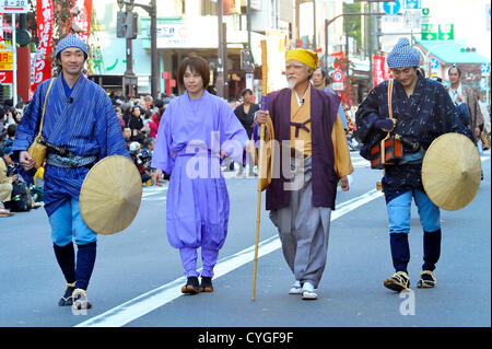 Novembre 3rd, 2012 : Tokyo, Giappone - esecutori in costumi del Festival MITO Komon, Giapponese periodiche di serie di dramma della TV, hanno marciato al Tokyo Jidai Matsuri, o a Tokyo il corteo storico, al Tempio di Asakusa, Taito, Tokyo, Giappone il 3 novembre 2012. È stato il ventiquattresimo festival annuale, e circa 1200 gli artisti interpreti o esecutori hanno marciato per le strade della città secondo il caso delle autorità. (Foto da Koichiro Suzuki/AFLO) Foto Stock