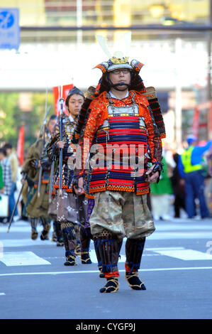 Novembre 3rd, 2012 : Tokyo, Giappone - un attore in un costume di Samurai Warrior hanno marciato al Tokyo Jidai Matsuri, o a Tokyo il corteo storico, come Tokyo Sky Tree è stato visto dietro al Tempio di Asakusa, Taito, Tokyo, Giappone il 3 novembre 2012. È stato il ventiquattresimo festival annuale, e circa 1200 gli artisti interpreti o esecutori hanno marciato per le strade della città secondo il caso delle autorità. (Foto da Koichiro Suzuki/AFLO) Foto Stock