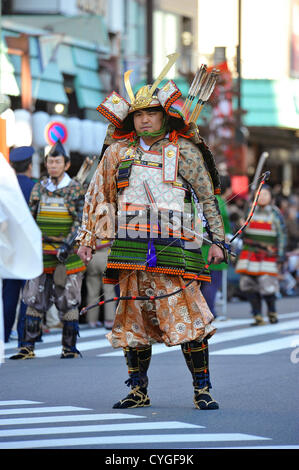 Novembre 3rd, 2012 : Tokyo, Giappone - un attore in un costume di Samurai Warrior hanno marciato al Tokyo Jidai Matsuri, o a Tokyo il corteo storico, come Tokyo Sky Tree è stato visto dietro al Tempio di Asakusa, Taito, Tokyo, Giappone il 3 novembre 2012. È stato il ventiquattresimo festival annuale, e circa 1200 gli artisti interpreti o esecutori hanno marciato per le strade della città secondo il caso delle autorità. (Foto da Koichiro Suzuki/AFLO) Foto Stock