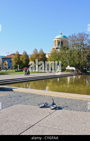 I bambini e i giovani la bicicletta a Oberer Schlossgarten, superiore giardino del palazzo, edificio d'arte Stuttgart, Baden-Württemberg, Germania Foto Stock