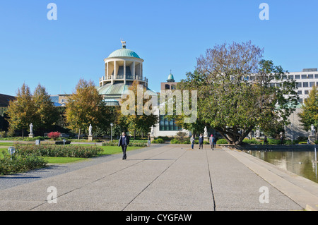 Persone a Oberer Schlossgarten, superiore giardino del palazzo, edificio d'arte Stuttgart, Baden-Württemberg, Germania Foto Stock