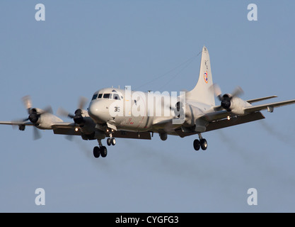 US Navy Lockheed P-3C Orion anti-sottomarino pattuglia aereo scarico in uscita mentre si avvicina Foto Stock