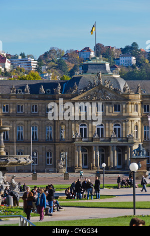 Persone passeggiare di fronte al nuovo palazzo, Neues Schloss, Schlossplatz la Piazza del Palazzo di Stoccarda Germania meridionale Foto Stock