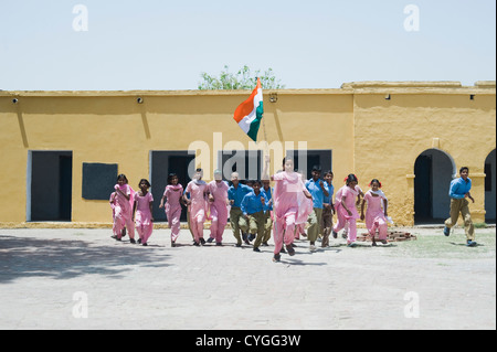 Gli studenti celebrano il giorno di indipendenza in una scuola Foto Stock
