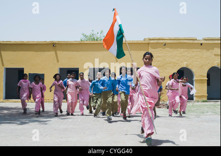 Gli studenti celebrano il giorno di indipendenza in una scuola Foto Stock