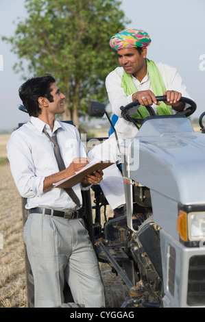 Advisor finanziario per spiegare ad un agricoltore a proposito di agricoltura prestito Foto Stock