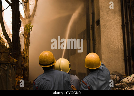 I vigili del fuoco durante un'operazione di salvataggio, Gurgaon, Haryana, India Foto Stock