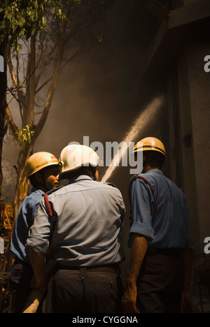 I vigili del fuoco durante un'operazione di salvataggio, Gurgaon, Haryana, India Foto Stock