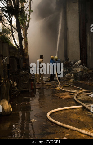 I vigili del fuoco durante un'operazione di salvataggio, Gurgaon, Haryana, India Foto Stock