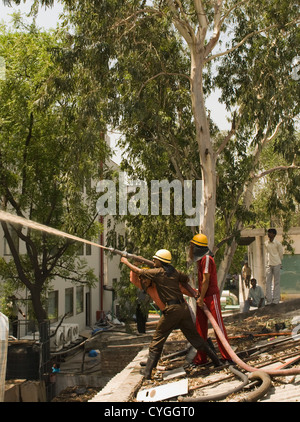 I vigili del fuoco durante un'operazione di salvataggio, Gurgaon, Haryana, India Foto Stock