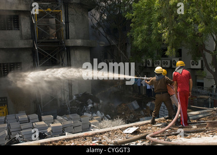 I vigili del fuoco durante un'operazione di salvataggio, Gurgaon, Haryana, India Foto Stock