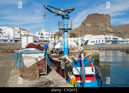 Sbarco delle catture da fishing boat in Puerto de las Nieves, Agaete, Gran Canaria Isole Canarie Spagna Foto Stock