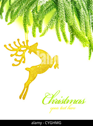 Albero di natale di frontiera verde con grande golden sue renne giocattolo, appeso ninnolo, ornamento tradizionale e decorazioni Foto Stock