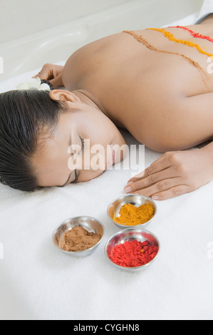 La donna riceve il trattamento termale Foto Stock
