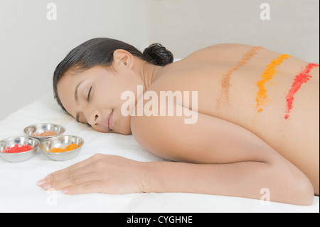 La donna riceve il trattamento termale Foto Stock