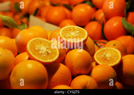 Arance, tagliate a metà pezzi, su un piedistallo di mercato nella città vecchia bazar in re Talal Street. Amman, Giordania. Foto Stock