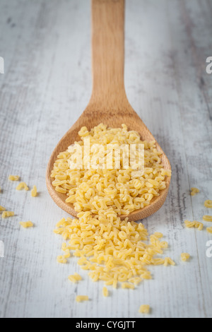 Mini alfabeto la pasta su un cucchiaio di legno Foto Stock
