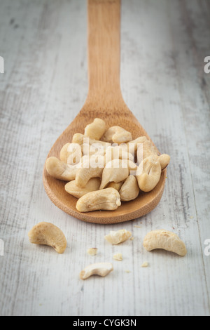 Grappolo di noci brasiliane su un cucchiaio di legno Foto Stock