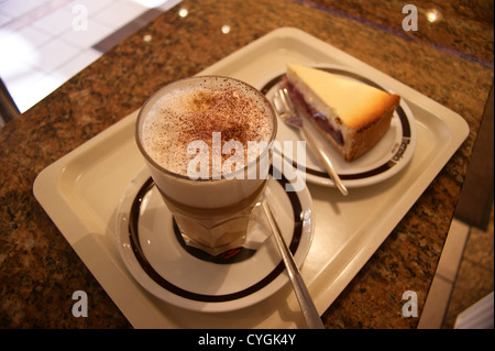 Caffè e torta al Merzenich Cafè Konditorei, Deutzer Freiheit, Deutz, Colonia, Köln, Renania settentrionale-Vestfalia, Germania Foto Stock