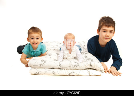 Felice tre bambini ,fratelli sdraiati in una linea isolata su sfondo bianco Foto Stock