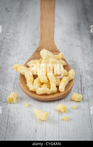 Patate fritte chip su un cucchiaio di legno Foto Stock