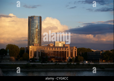 L'hotel Hyatt Regency e Kölntriangle offce blocco, Colonia, Köln, Renania settentrionale-Vestfalia, Germania, al tramonto visto da Frankenwerft Foto Stock